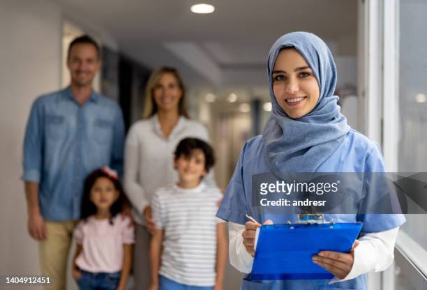 muslimische frau, die als hausärztin im krankenhaus arbeitet - headwear stock-fotos und bilder