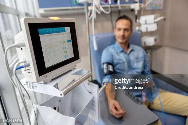 die vitalfunktionen des patienten werden im krankenhaus überwacht - puls oxymeter stock-fotos und bilder
