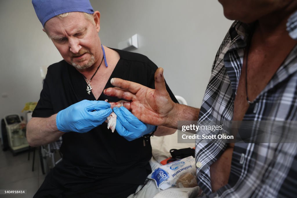 American Doctor Volunteers To Treat Wounded Near Ukraine's Eastern Front