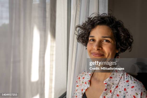 retrato de una hermosa mujer hispana - 35 39 años fotografías e imágenes de stock