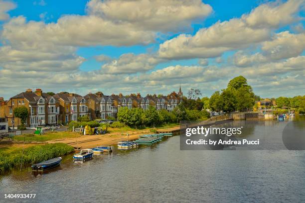 molesey riverside, surrey, united kingdom - surrey england 個照片及圖片檔