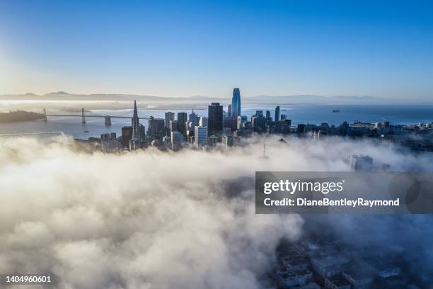 san francisco sobre la niebla - bahía de san francisco fotografías e imágenes de stock