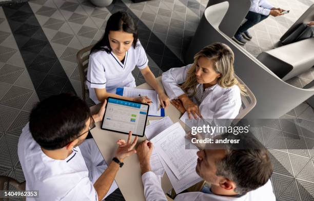 grupo de trabajadores de la salud en una reunión para analizar el diagnóstico de un paciente - resident fotografías e imágenes de stock