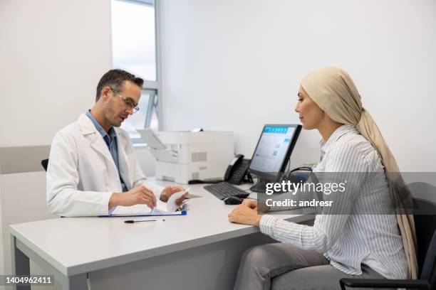 oncologist talking to a female patient during a consultation - alopecia stockfoto's en -beelden