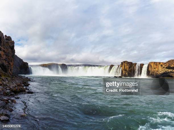 godafoss waterfall is the fourth-largest river in iceland. it is one of the most spectacular waterfalls in the country, falling from a height of 12 meters over a width of 30 meters - fossa river stock pictures, royalty-free photos & images