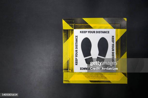 keep your distant sign - social distancing elevator stock pictures, royalty-free photos & images