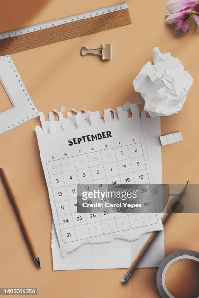 september calendar in female desk - septiembre fotografías e imágenes de stock