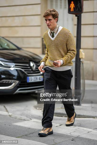 trend chauffør Slibende 639 V Neck Sweater And Tie Photos and Premium High Res Pictures - Getty  Images