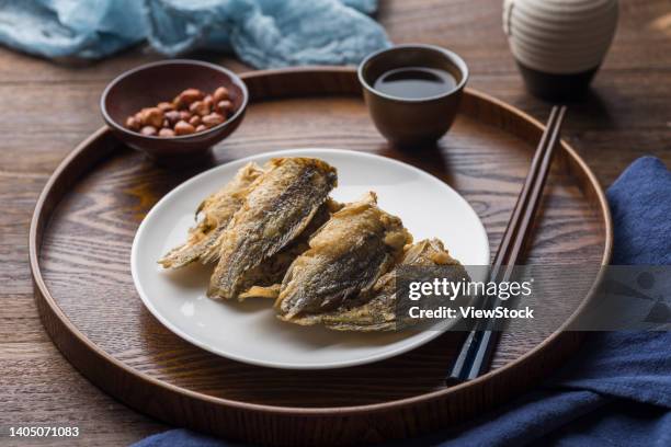 fried crispy fried small carp and fried peanuts and wine - karausche stock-fotos und bilder