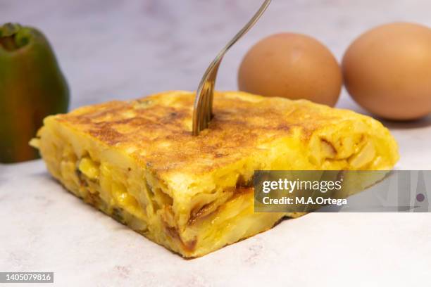 spanish omelette with pepper - tortilla de patata fotografías e imágenes de stock