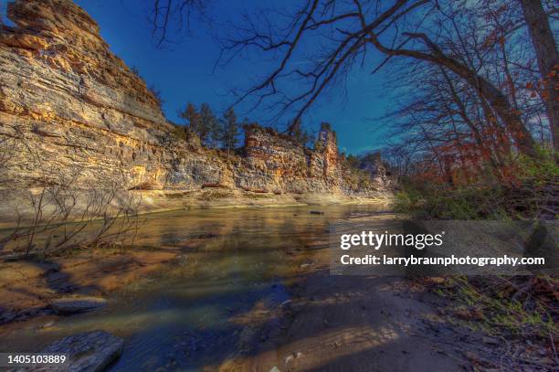 the pinnacles from silver fork stream - missouri fluss stock-fotos und bilder