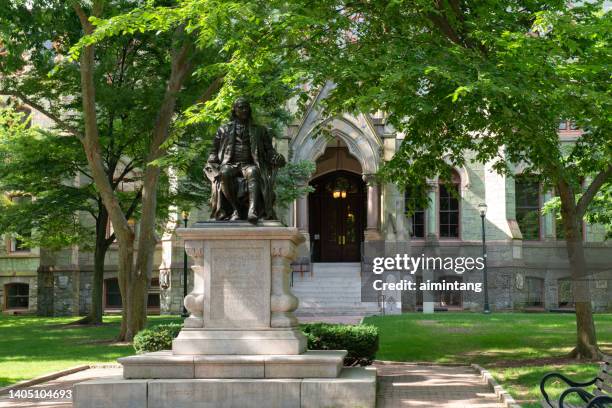 statue of benjamin franklin in front of college hall of upenn - penn stock pictures, royalty-free photos & images