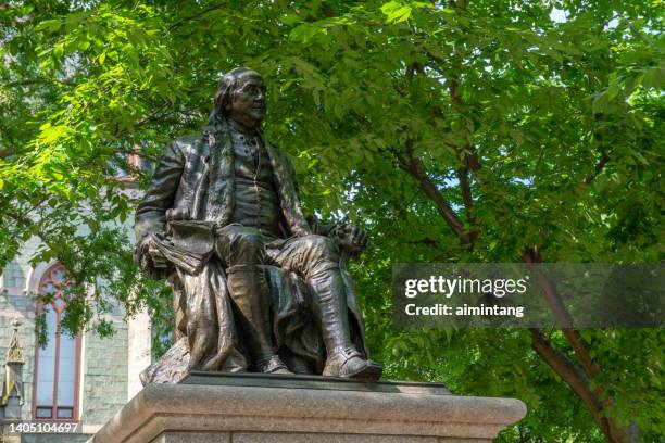 statue von benjamin franklin vor der college hall of upenn - benjamin franklin stock-fotos und bilder