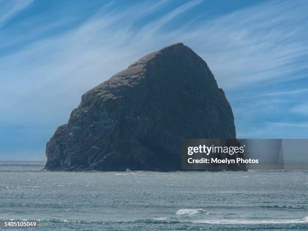 2022 05 21sea stack at cape kiwanda - oregon coast 001 - tillamook county stock-fotos und bilder