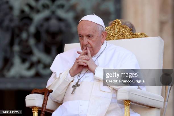 Pope Francis attends the 10th World Meeting of Families closing Mass in St. Peter's Square on June 25, 2022 in Vatican City, Vatican. The 10th World...