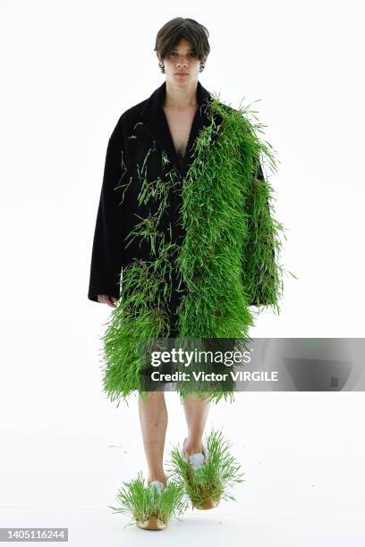 Model walks the runway during the Loewe Ready to Wear Spring/Summer 2023 fashion show as part of the Paris Men Fashion Week on June 25, 2022 in...