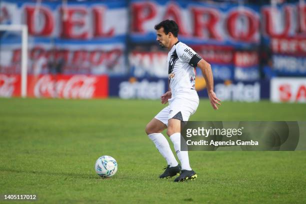 Leandro Sosa of Danubio controls the ball during a match between Nacional and Danubio as part of Torneo Intermedio 2022 at Estadio Jardines del...