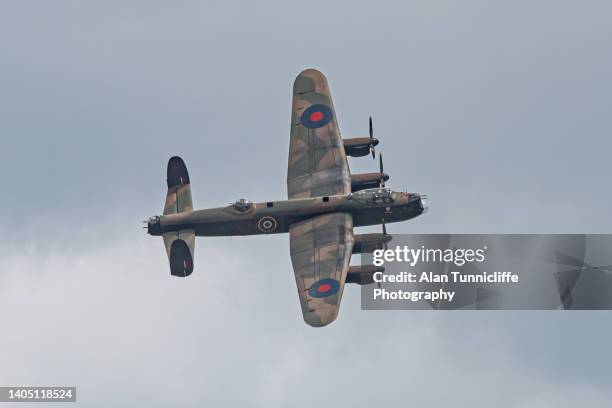lancaster bomber - british military stock-fotos und bilder