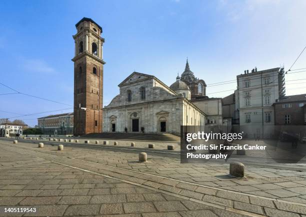 "turin cathedral" ("duomo di torino") facade, home of the "holy shroud" of turin in turin, piedmont, italy - bollards foto e immagini stock