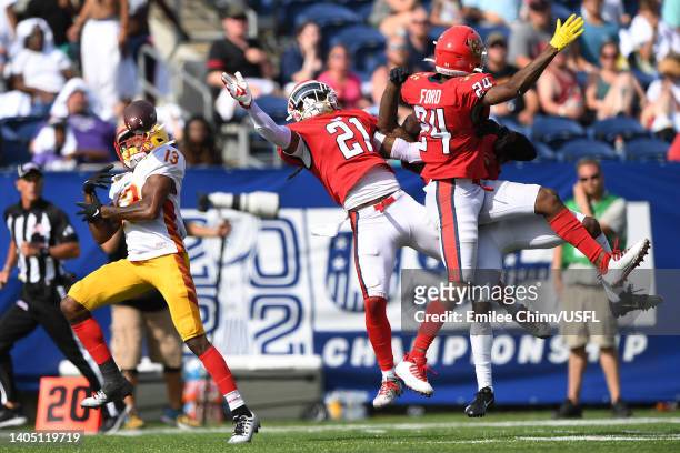 Maurice Alexander of the Philadelphia Stars attempts to catch the ball over Trae Elston and Paris Ford of the New Jersey Generals in the fourth...