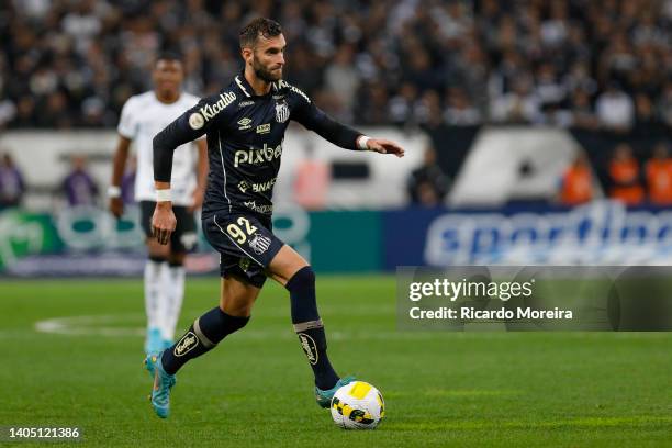 Léo Baptistão of Santos runs with the ball during the match between Corinthians and Santos as part of Brasileirao Series A 2022 at Neo Quimica Arena...