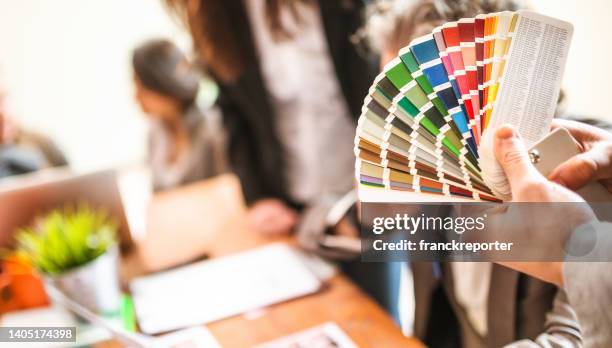 scegliere il colore giusto - tipografia foto e immagini stock