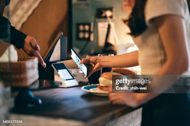 cliente que utiliza el pago sin contacto en una cafetería - paypal fotografías e imágenes de stock