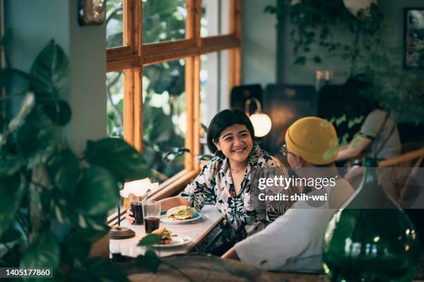 happy lunch mit freunden im restaurant - taiwanesischer abstammung stock-fotos und bilder