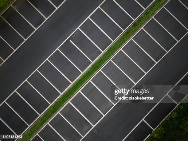 overlooking the empty asphalt parking lot - parking space - fotografias e filmes do acervo