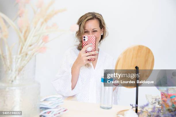 eco beauty blogger taking a selfie - autorretratarse fotografías e imágenes de stock