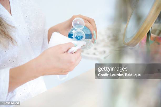 ecological facial cleanser - washcloth stockfoto's en -beelden