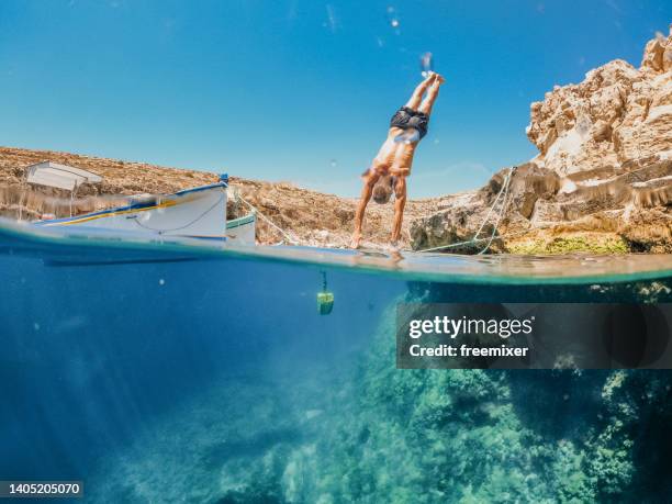 aventureux et courageux - jumping of boat photos et images de collection