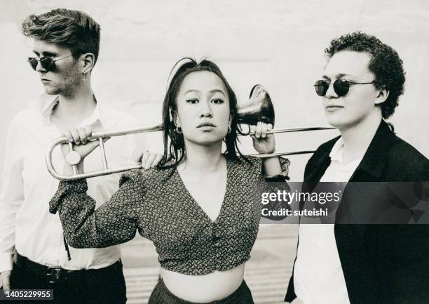 die jungen musiker. - boygroup stock-fotos und bilder