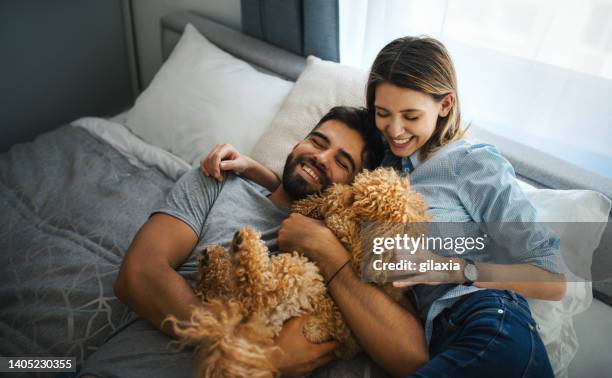 happy couple at home. - ungt par bildbanksfoton och bilder