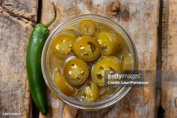 pickled jalapeno peppers - jalapeño stockfoto's en -beelden