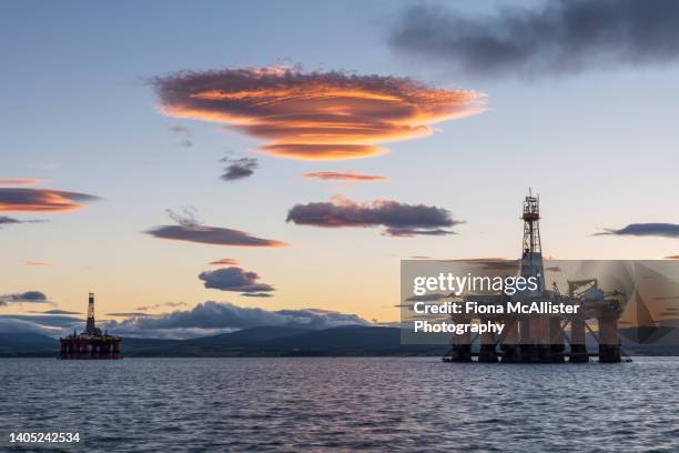 lenticular corkscrew cloud at cromarty - altocúmulo fotografías e imágenes de stock