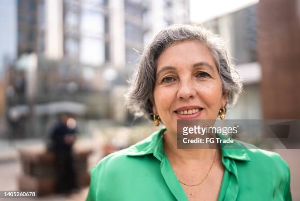 portrait of a mature businesswoman outdoors - levensecht stockfoto's en -beelden