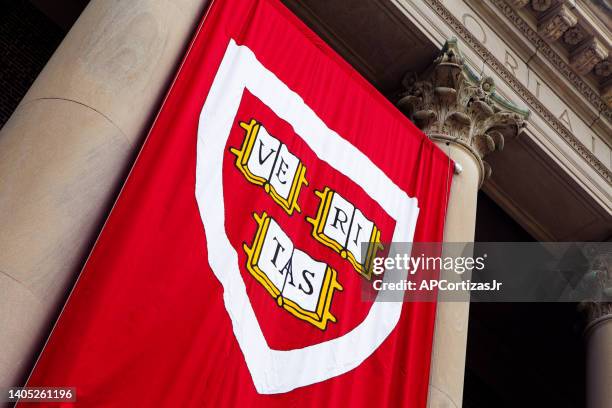 logotipo de la universidad de harvard - harvard yard - cambridge massachusetts - universidad de harvard fotografías e imágenes de stock