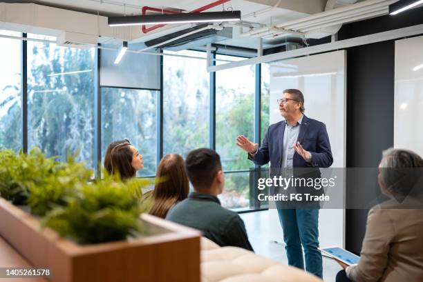 hombre de negocios haciendo una presentación en la sala de conferencias - director financiero fotografías e imágenes de stock