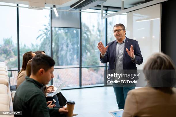 businessman doing a presentation in the conference room - liten grupp av människor bildbanksfoton och bilder