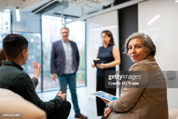 porträt eines geschäftsmannes während eines meetings - boss over shoulder stock-fotos und bilder