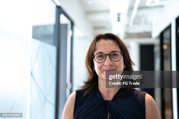 retrato de una empresaria en la oficina - director financiero fotografías e imágenes de stock