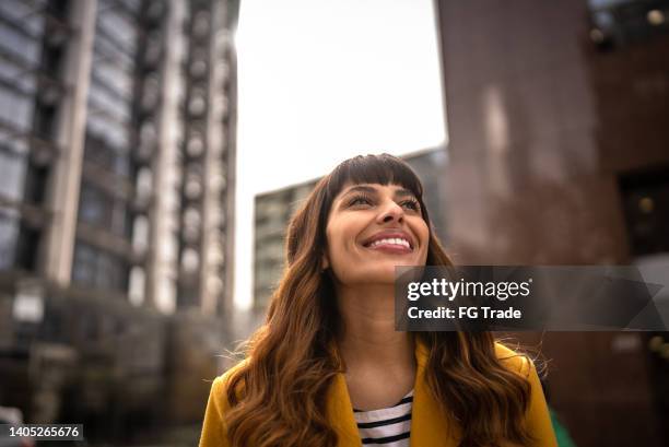 mujer joven contemplando al aire libre - person looking up fotografías e imágenes de stock