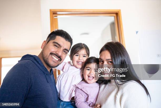 porträt einer familie zu hause - latino family stock-fotos und bilder