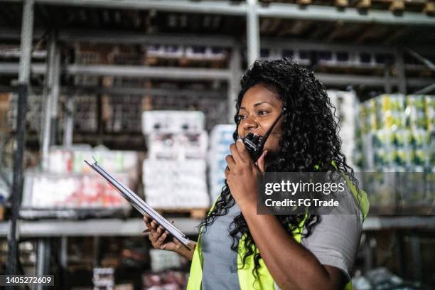 inspetor de armazém falando usando o rádio cb - walkie talkie - fotografias e filmes do acervo
