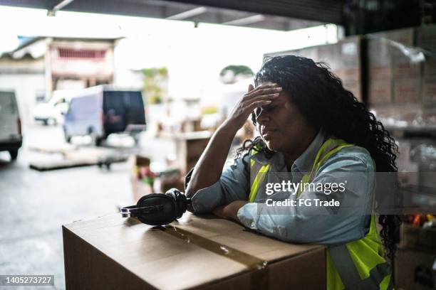 trabajadora de almacén cansada o preocupada - compresse fotografías e imágenes de stock