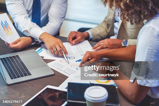 Primer plano de personas apuntando a un gráfico con datos. Primer plano de personas apuntando a un gráfico con datos.