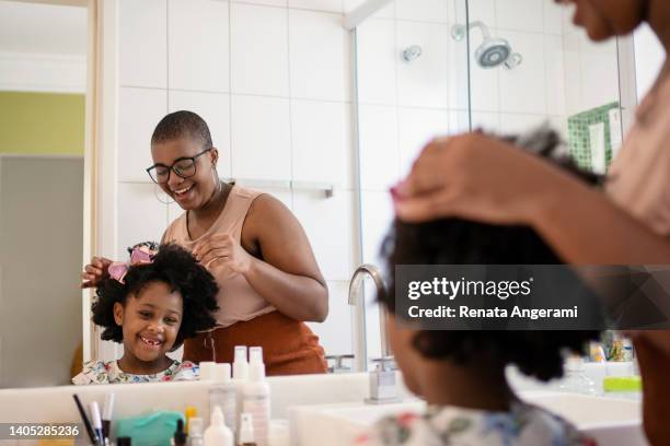 schwestern kämmen sich im badezimmer die haare - mädchen locken teenager stock-fotos und bilder