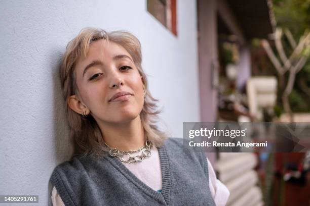 porträt der nicht-binären person - mullet haircut woman stock-fotos und bilder
