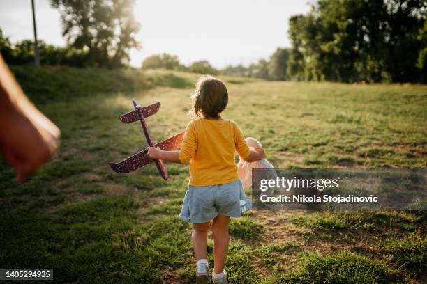 the father is playing with his daughter and the plane - kidnapping 個照片及圖片檔